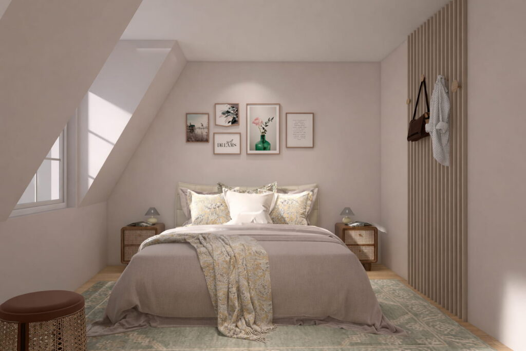 Helles Elternschlafzimmer mit Doppelbett unter Dachschräge, natürlichen Textilien in Beige- und Salbeitönen, Wandbildern über dem Bett und vertikaler Holzlamellenwand als warmem Akzent.