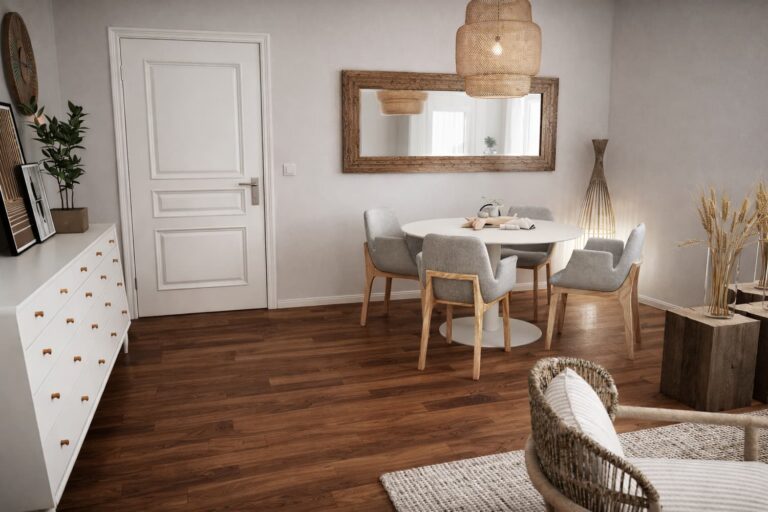 Heller Essbereich mit rundem weißem Tisch, vier gepolsterten Holzstühlen, großem Wandspiegel und warmem Nussbaumparkett in modern-natürlicher Gestaltung